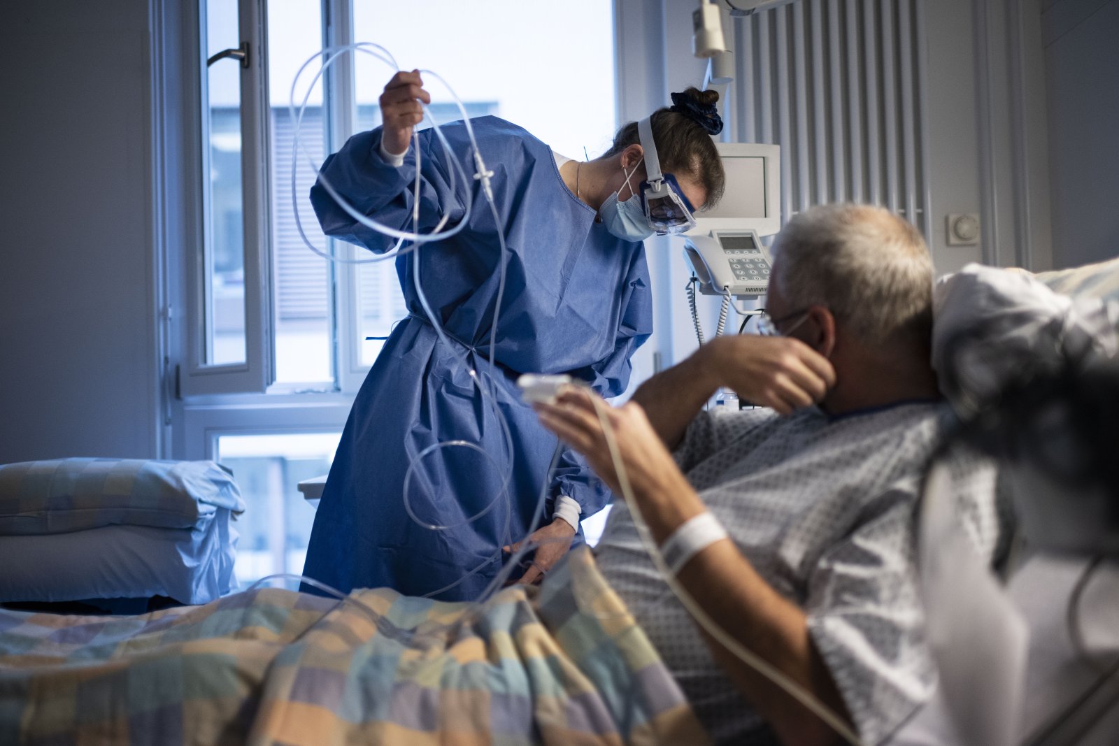 Pflegerin betreut einen Covid Patienten in der Isolationsstation (Bild: Keystone)