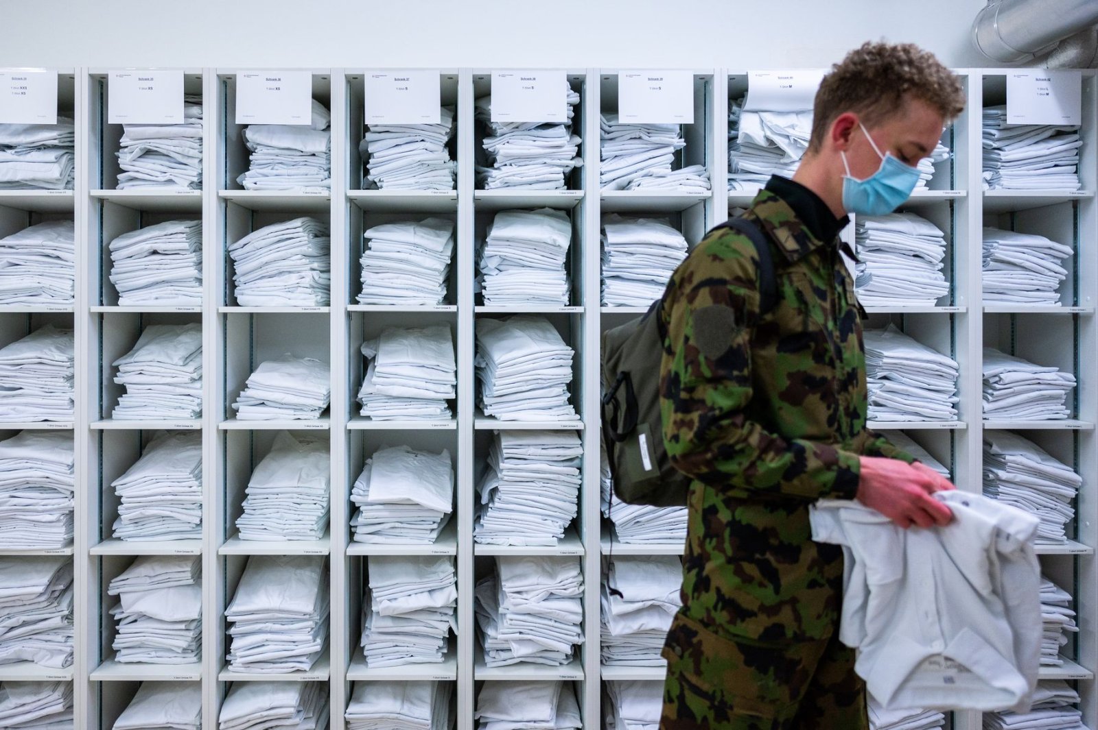 Zurück in den Dienst: Ein Soldat fasst Spitalkleidung. Bild: VBS/DDPS