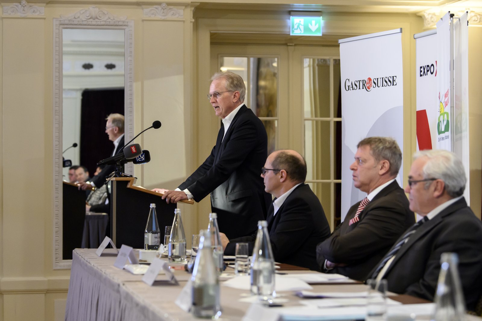 Hans-Ulrich Bigler spricht an der Medienkonferenz über die «Aufhebung der Corona-Massnahmen» (Bild: Keystone/Anthony Anex).