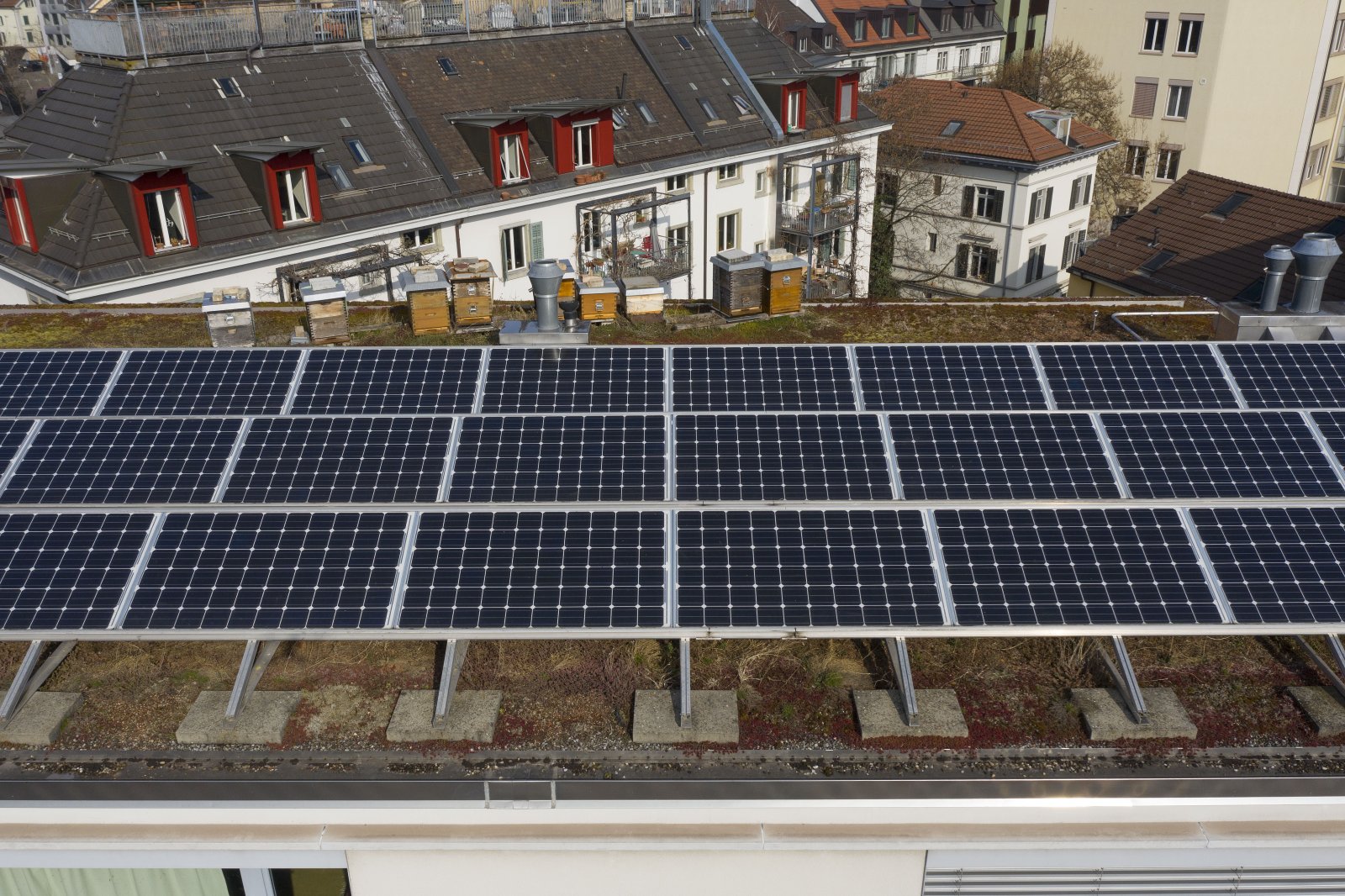 Netto-Null braucht dreimal so grosse Solaranlagen, wie es in der Schweiz Dächer gibt. (Bild. Keystone)