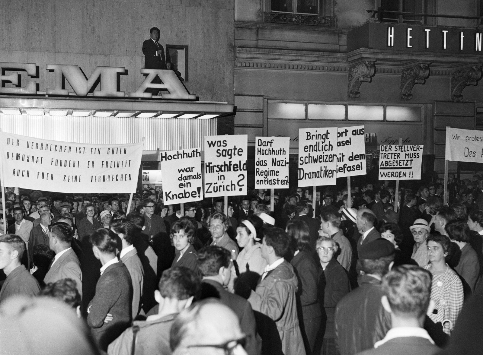 Prosteste in Basel gegen die Aufführung von Rolf Hochhuths «Der Stellvertreter», 1963. Bild: Keystone