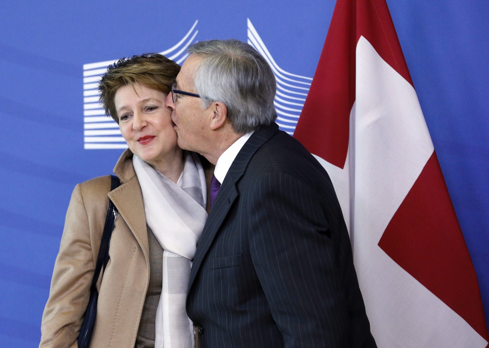 EU-Kommissionspräsident Jean-Claude Juncker begrüsst Bundespräsidentin Simonetta Sommaruga. (Quelle: Keystone)