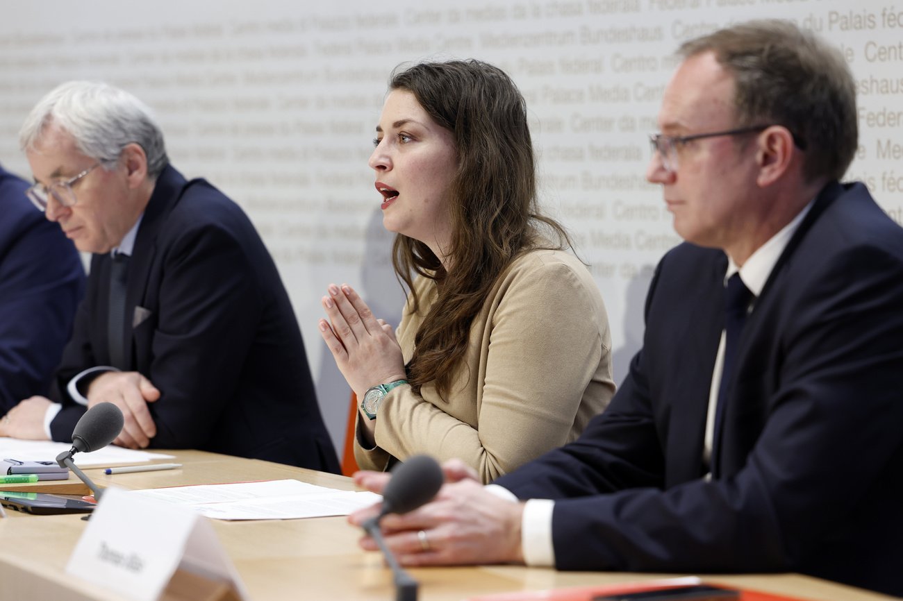 Erich Ettlin (Die Mitte), Léonore Porchet (Grüne) und Thomas Bläsi (SVP) bei der Medienkonferenz zur Renteninitiative. Bild: Keystone