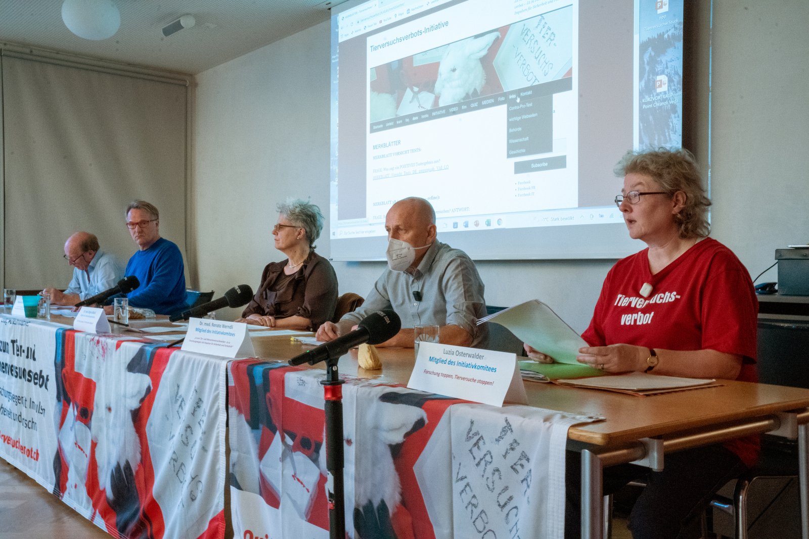 Von Links: Urs Hans, Andreas Graf, Regina Möckli, Renato Werndli und Luzia Osterwalder an der Medienkonferenz zur Tier- und Menschenversuchsverbotsinitiative (Bild: Keystone/Adrian Reusser)