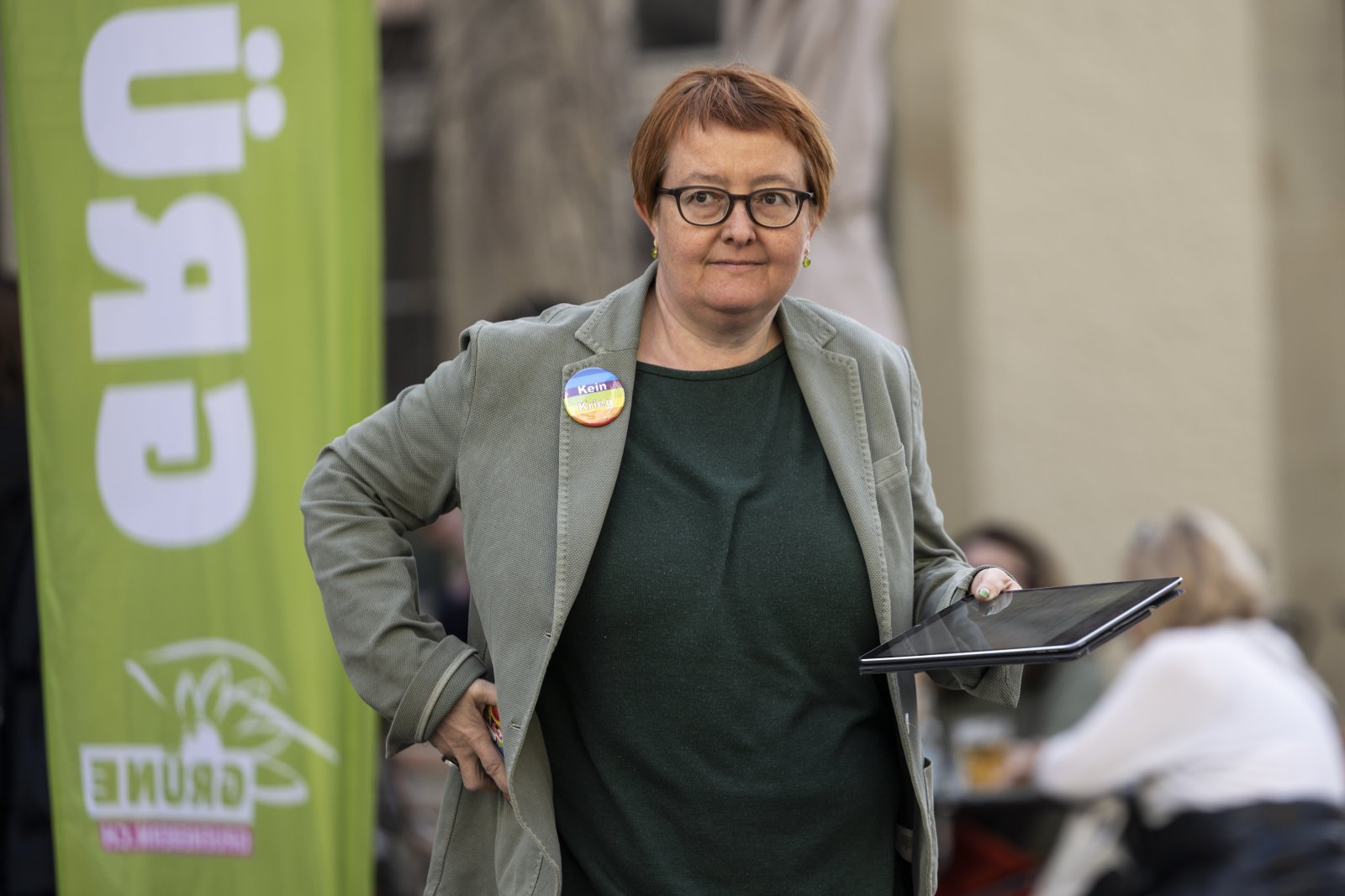 Natalie Imboden, Präsidentin der Grünen Bern, verfolgt die Berner Wahlen. (Bild: Keystone)