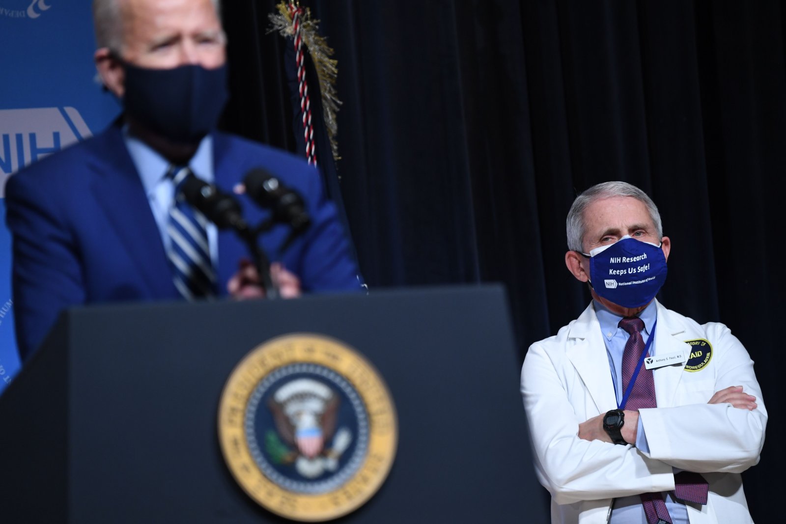 Schützten sich mithilfe von Zensur vor Kritik: US-Präsident Joe Biden und sein Chef-Berater für die Pandemie Anthony Fauci (rechts). (Bild: Keystone)