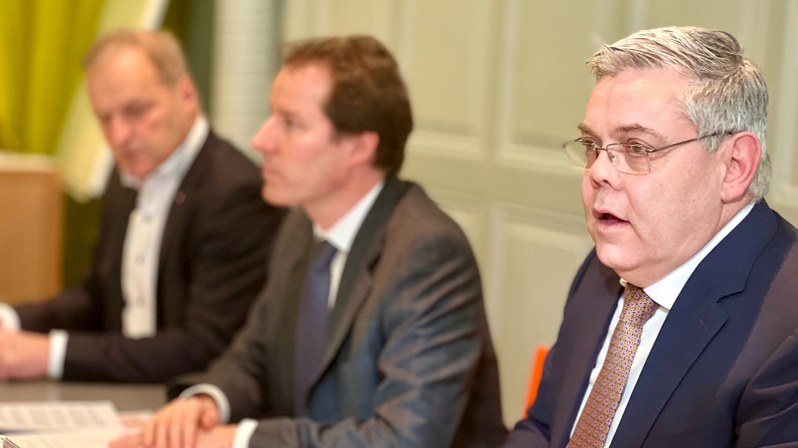 Die Delegation der SVP in der Aussenpolitischen Kommission, mit ihrem Fraktionspräsidenten Thomas Aeschi gestern bei ihrer Medienkonferenz. Bild: YG