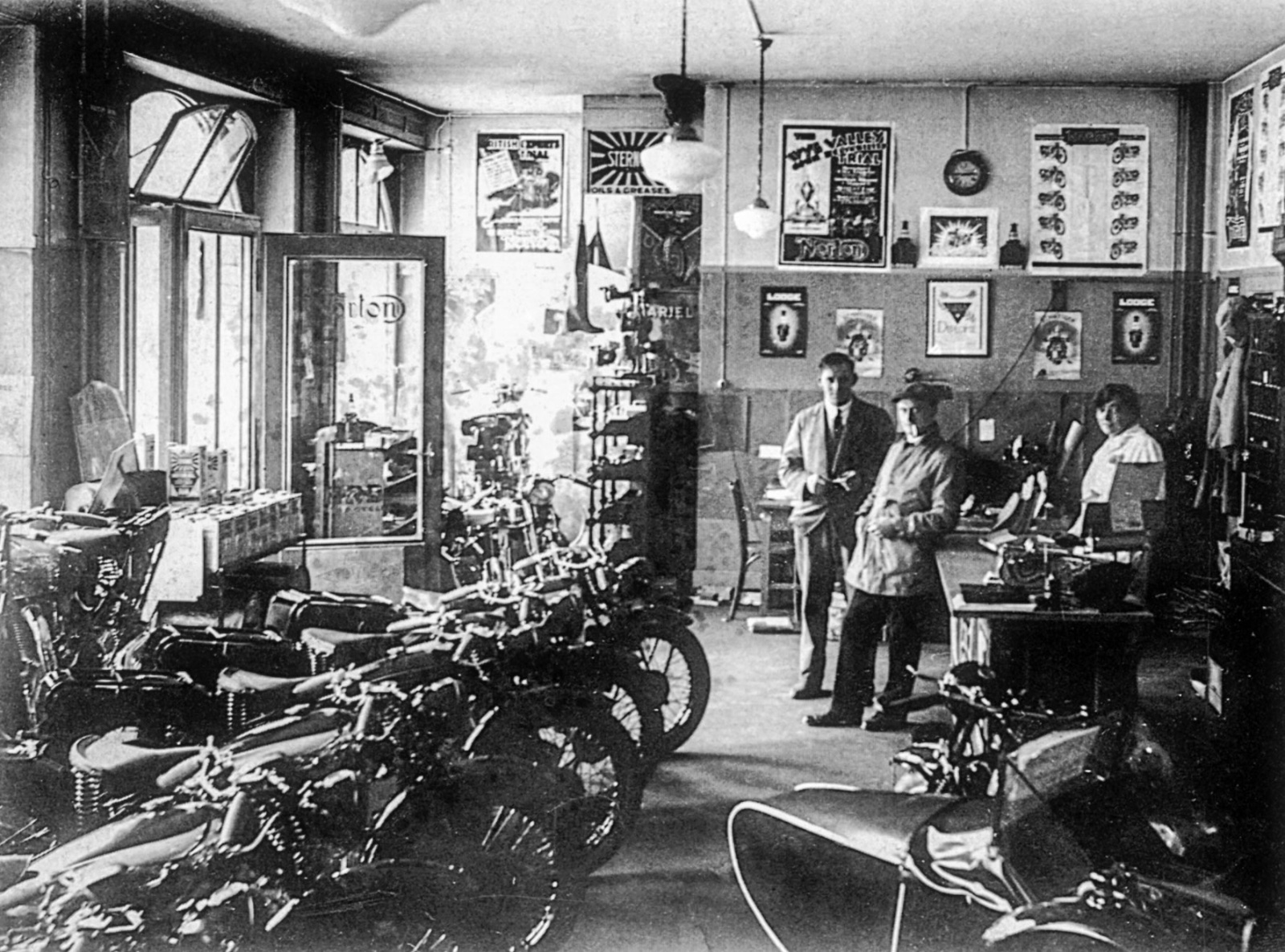 Der Beginn einer glorreichen Geschichte: 1926 eröffnet Emil Frey in Zürich eine Fahrrad- und Motorradwerkstatt. Bild: Emil Frey Gruppe
