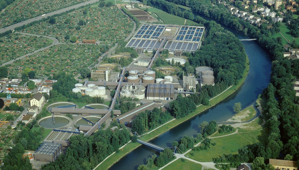 613 Franken pro Tonne CO₂: Abwassereinigungsanlage Werdhölzli in Zürich. Bild: Wikipedia
