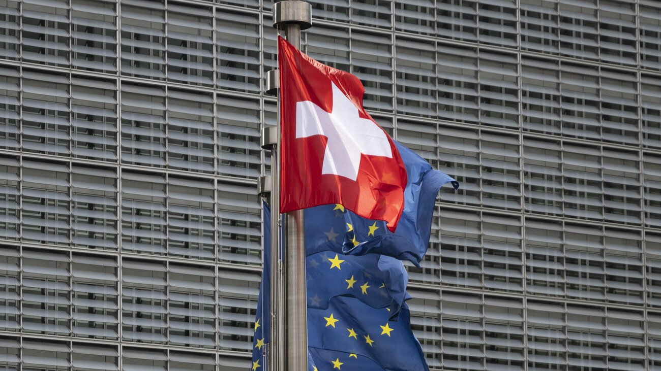 Die Zustimmung zu den Contra-Argumenten nimmt kontinuierlich zu, während die Zustimmung zu allen Pro-Argumenten im Vergleich zum Vorjahr abgenommen hat. Bild: Keystone