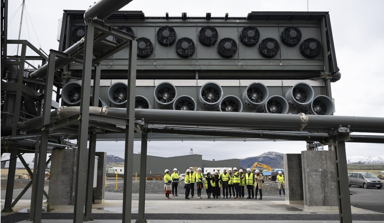 Wer nur ein bisschen rechnen kann, muss sofort sehen, dass das nicht aufgeht: Ansaugvorrichtung der Climeworks-Anlage «Orca» in Island. Bild: Keystone