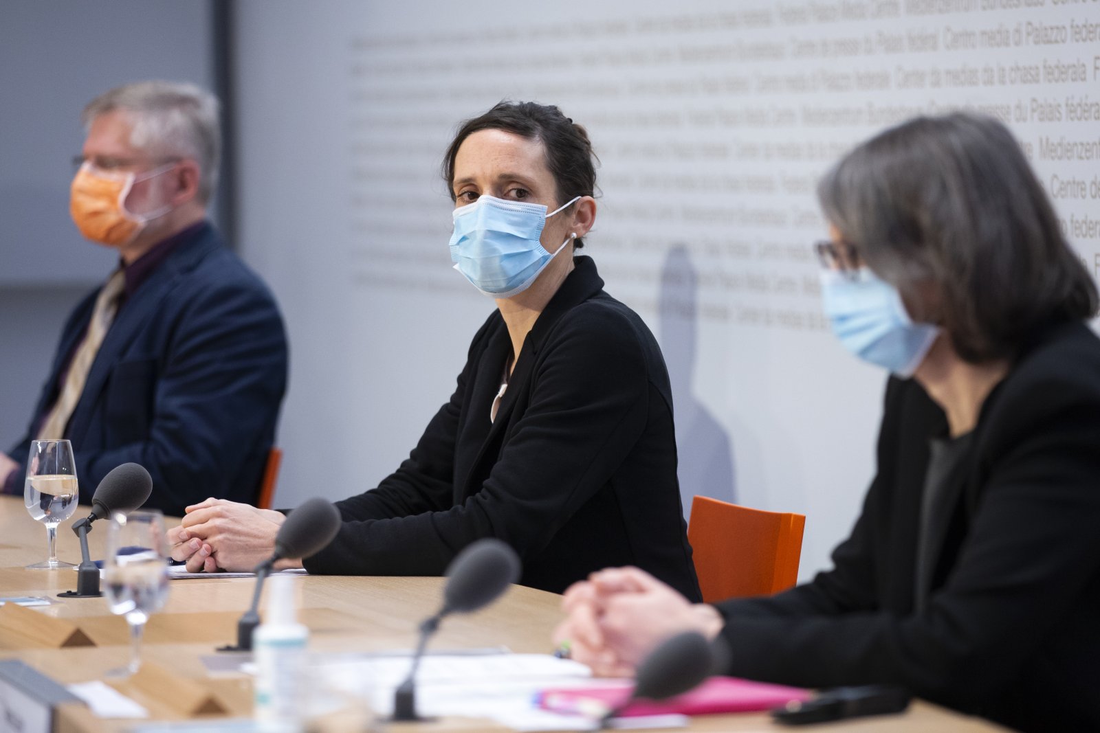 Maskenpflicht lediglich eine Forderung: Tanja Stadler, Präsidentin der Taskforce (Mitte).  Bild: Keystone-SDA