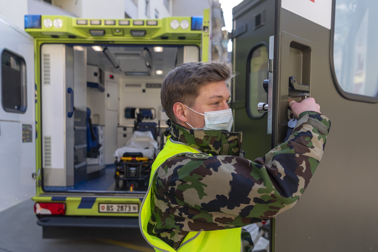 Militärambulanz zur Unterstützung: Ein Soldat im Einsatz im Kanton Basel-Stadt. Bild: Keystone-SDA