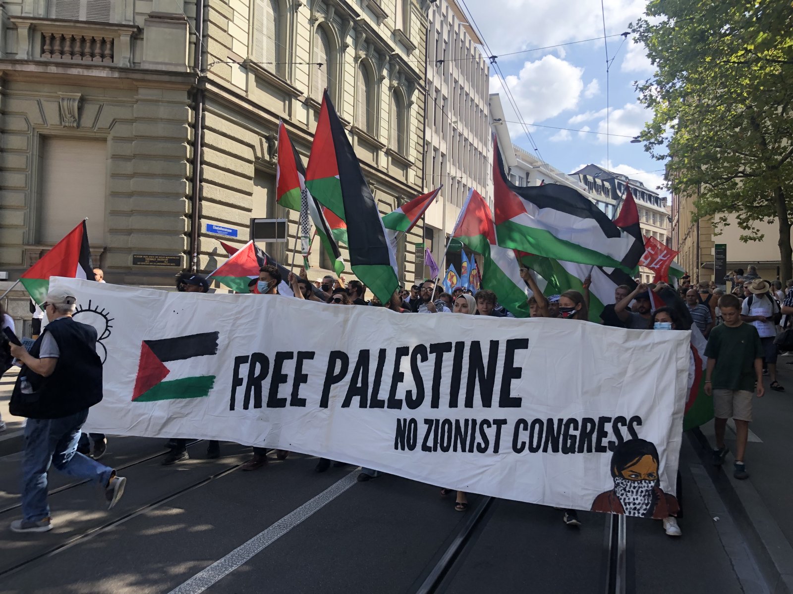 «Free Palestine - from River to Sea» skandierten rund 300 Pro-Palestina-Demonstrationsteilnehmer. Bild: Daniel Wahl