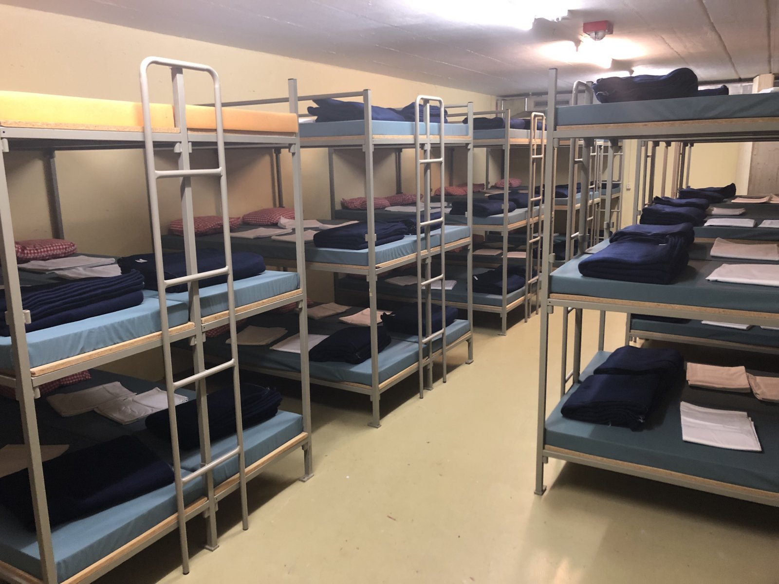 Wenig einladend: Neue Flüchtlingsunterkunft in Birmenstorf (AG). Bild: Alex Reichmuth