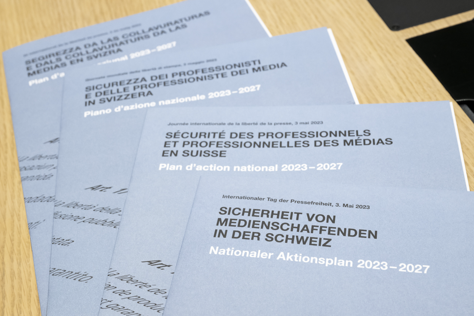 Die Broschüre zum Nationalen Aktionsplan für die Sicherheit von Medienschaffenden. (Bild: Keystone)