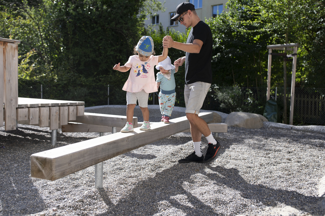 Kinder selber betreuen – oder besser abgeben? Bild: Keystone (Symbolbild)