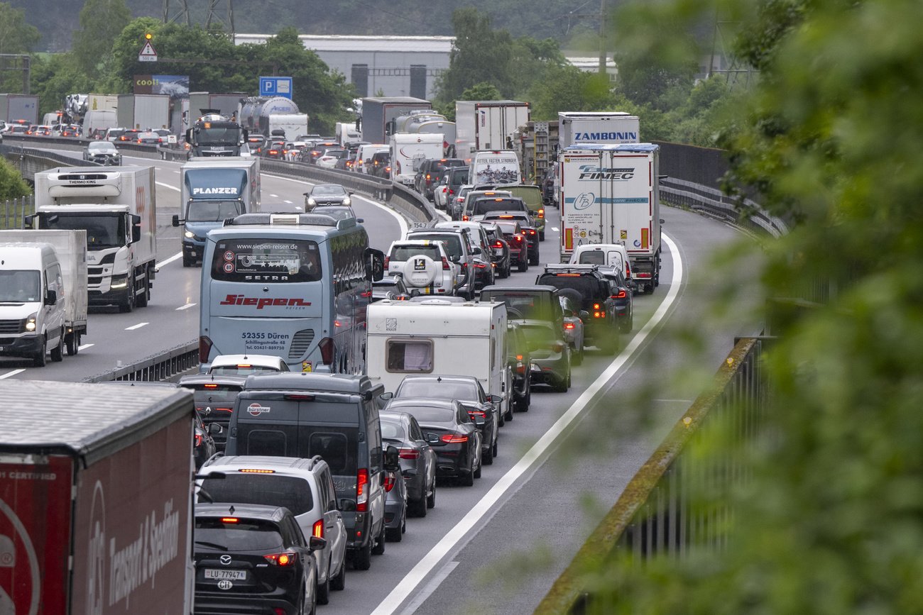 Die Durchfahrtsabgabe soll Staustunden am Gotthard verringern. Bild: Keystone