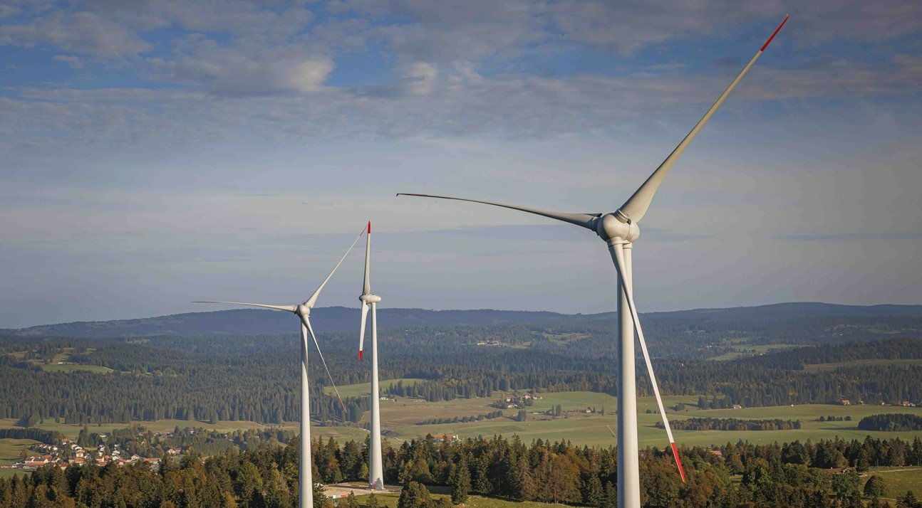 Ob es eine ausländisch dominierte Firma besser als hiesige Akteure schafft, die Opposition gegen Windräder zu umgehen, ist fraglich: Windpark Ste-Croix, VD. Bild: Keystone