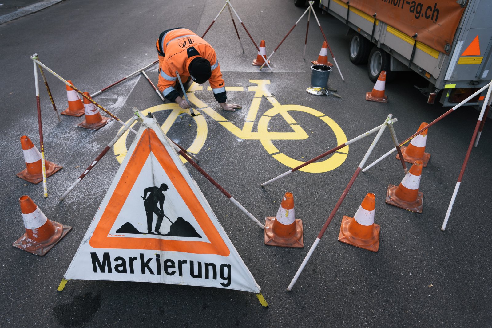 Der Bund propagiert das Velo und verteufelt das Auto. Bild: Keystone