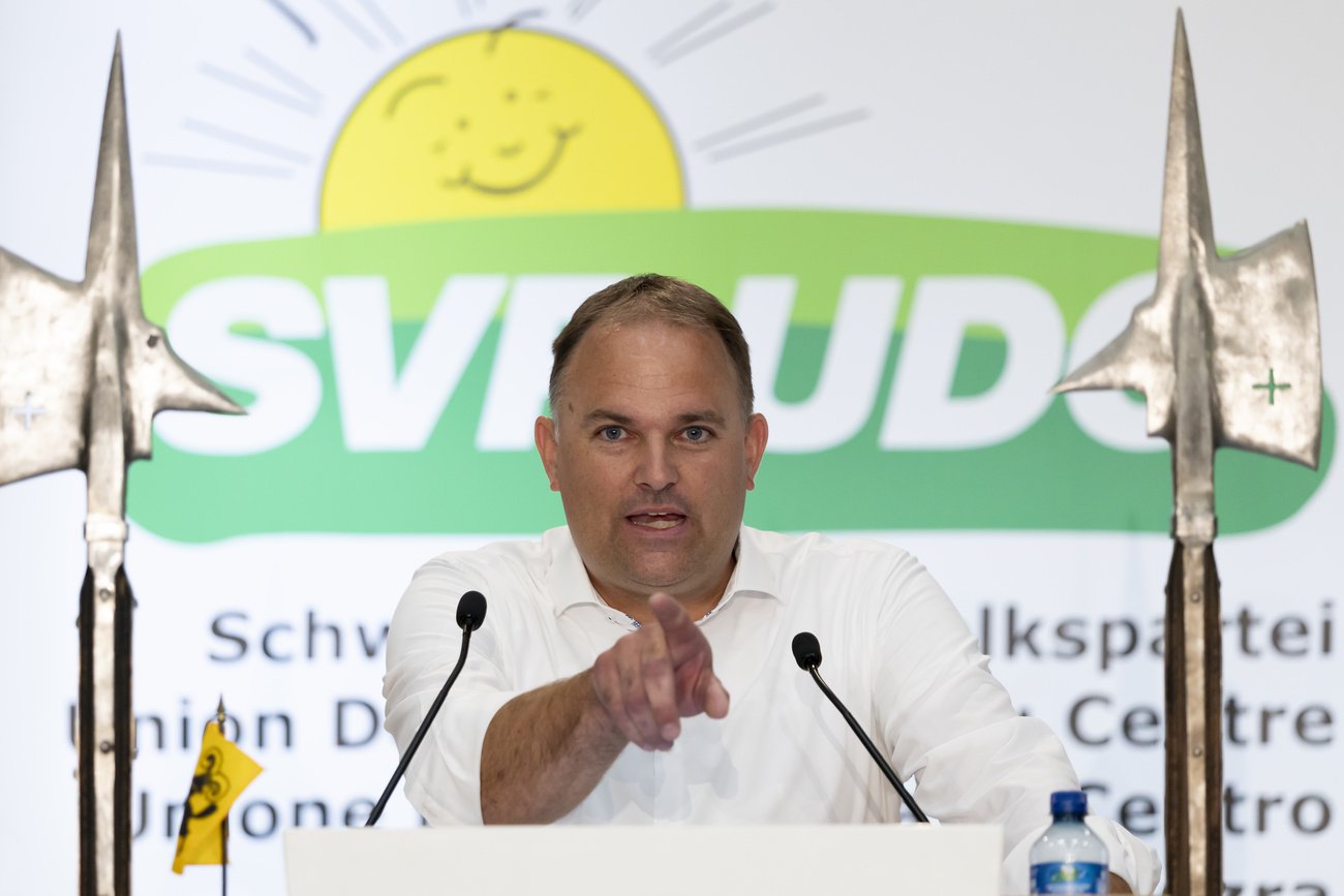 Wegen der Helebarde belächelt, aber von einer Mehrheit für kompetent angesehen: SVP Parteipräsident Marcel Dettling. Bild: Keystone
