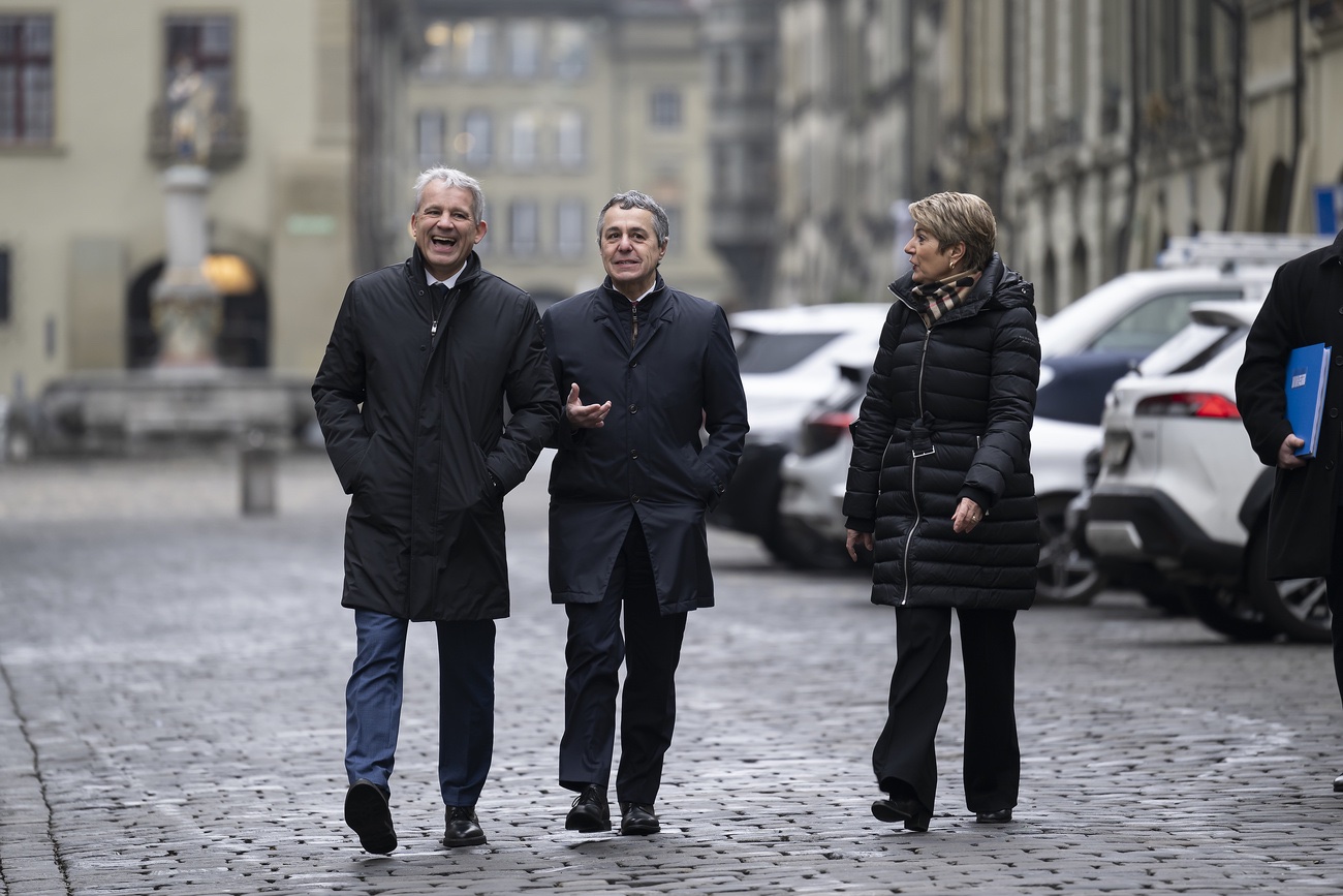 Die Bundesräte Beat Jans und Ignazio Cassis sind in der Migrationspolitik gefordert. Karin Keller-Sutter (rechts) konnte das schwierige Dossier weitergeben. Das Bild zeigt die drei Magistraten am 2. Februar 2024 in der Altstadt von Bern. Bild: Keystone