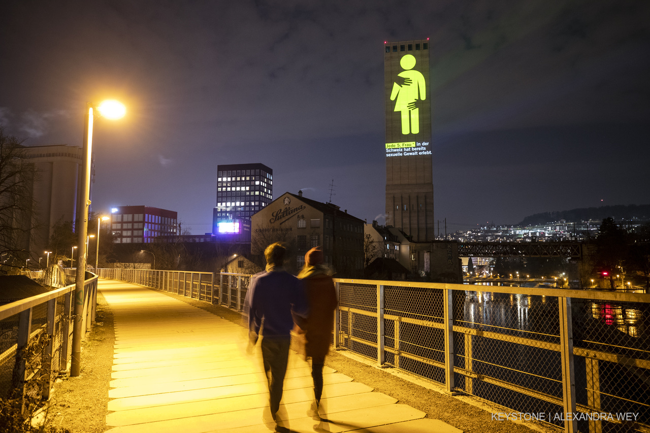 Kann man noch alleine in den Ausgang? Haben wir bald einen Strom-Blackout? Foto: Keystone