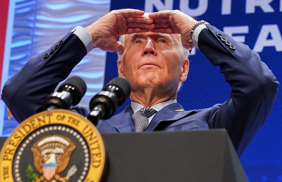Joe Biden auf der Suche nach einer guten Bekannten. Washington, 28. September 2022.