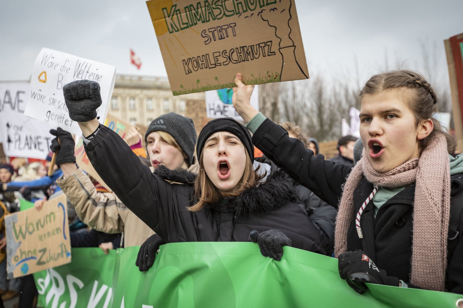Junge Frauen an einer Demonstration. Die Freiheit der Andersdenkenden.