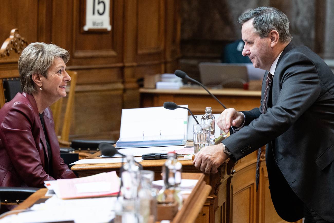 Gar nicht gleicher Meinung: Bundesrätin Karin Keller-Sutter und Ständerat Werner Salzmann (BE, SVP). (Archivbild: Keystone)
