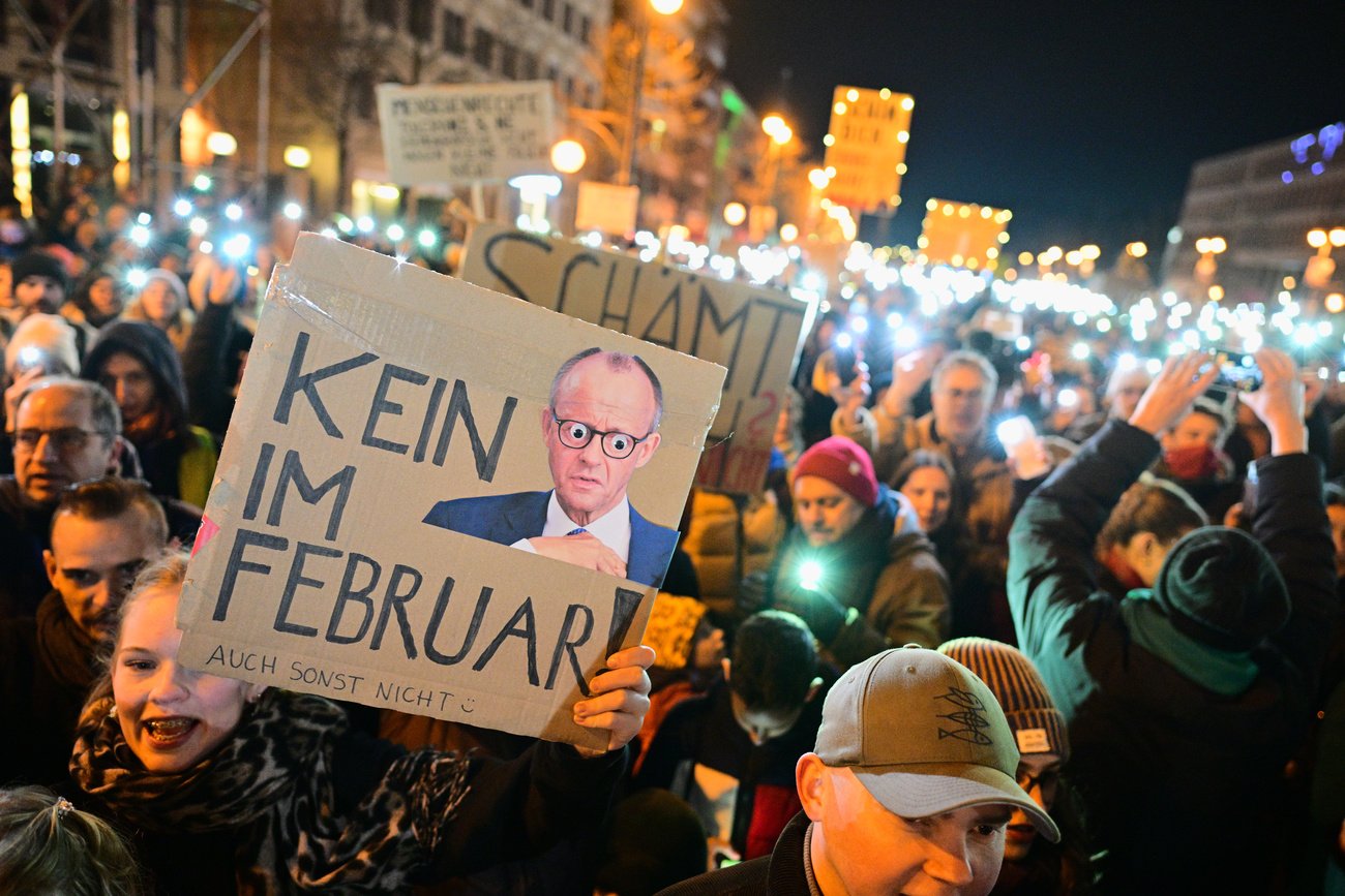 «Aber dann kann ich ja nur noch linke Anliegen durchbringen»: Protest gegen Friedrich Merz in Deutschland. Bild: Keystone