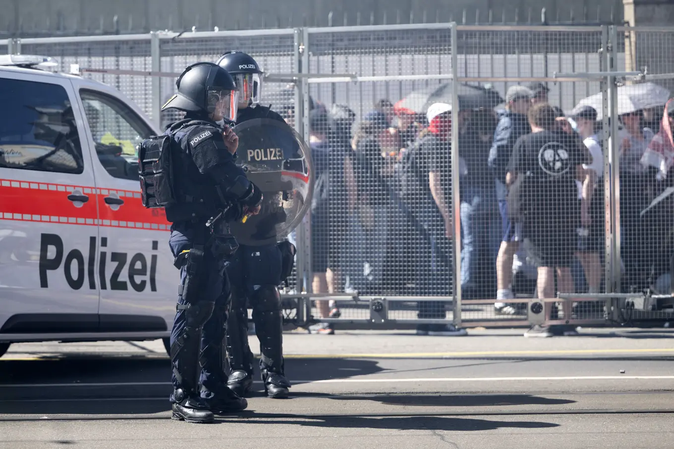 Die linken Parteien hüten sich, die Gewalttäter ernsthaft zu kritisieren, viel lieber wird die Polizei ins Visier genommen, sie habe alleine mit ihrer Präsenz provoziert. Bild: Keystone