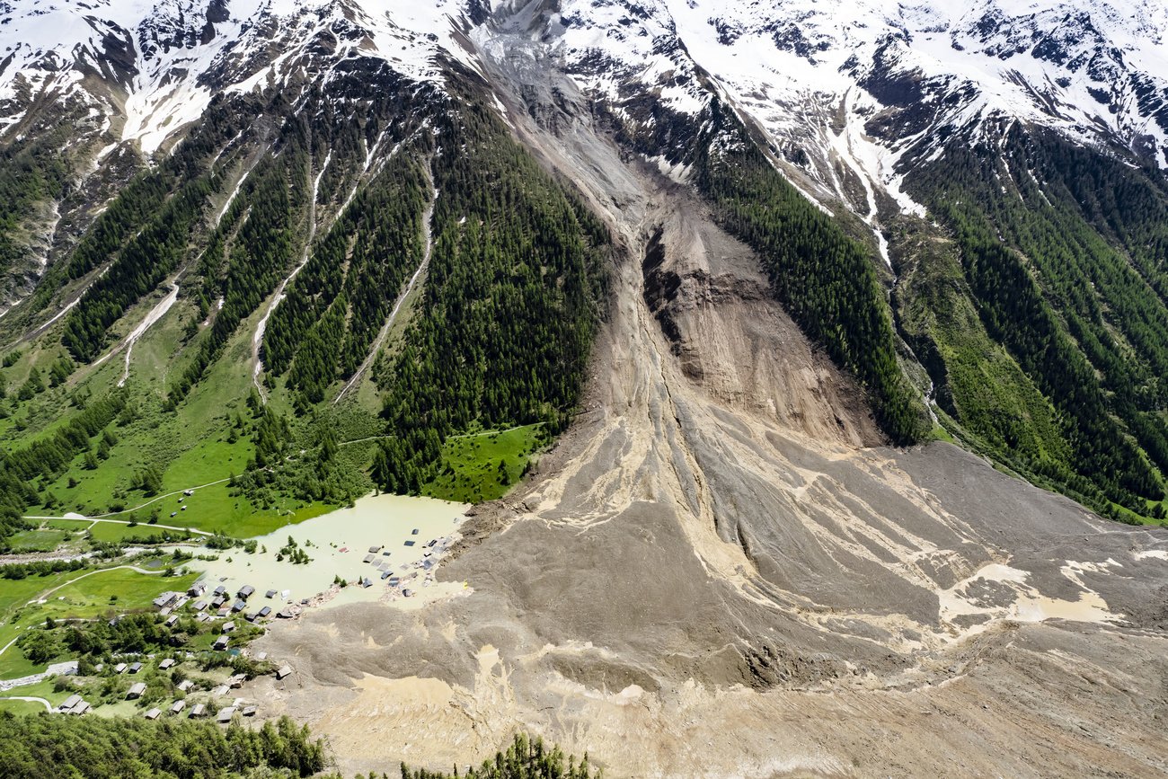 Verheerend, aber nicht einzigartig: Der Bergsturz im Lötschental hat das Dorf Blatten unter sich begraben. Bild: Keystone