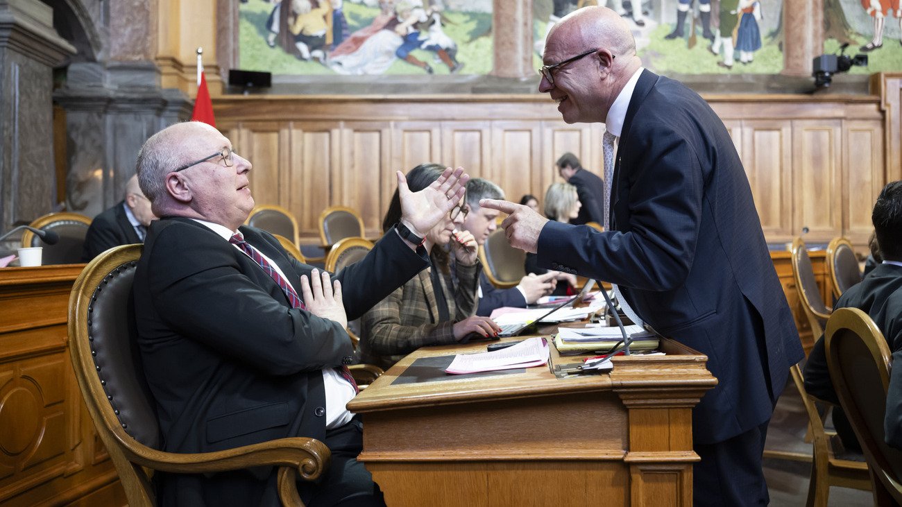 Pierre-Yves Maillard, Präsident des Gewerkschaftsbundes, und Fabio Regazzi, Präsident des Gewerbeverbandes, diskutieren im Ständeratssaal. Bild: Keystone