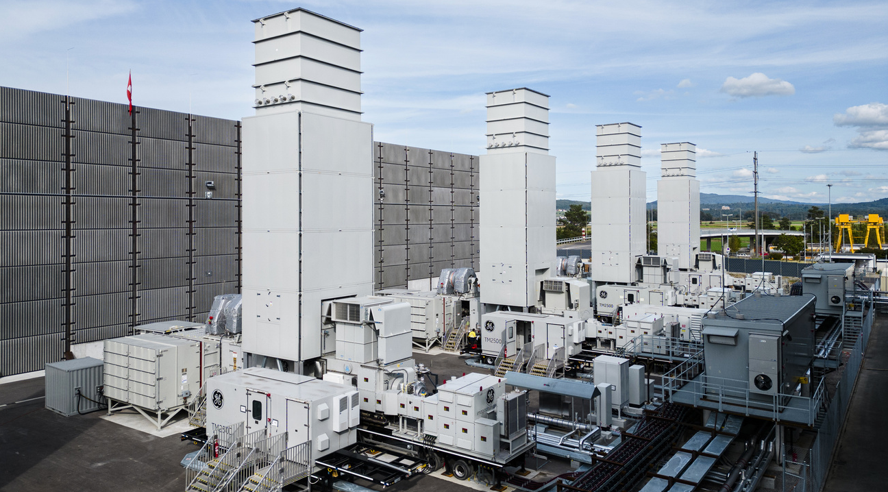 «Es bleibt uns nichts anderes übrig, als uns an diesen teuren Rettungsring zu klammern»: Notfallkraftwerk in Birr (2026 wieder abgebaut). Bild: Keystone