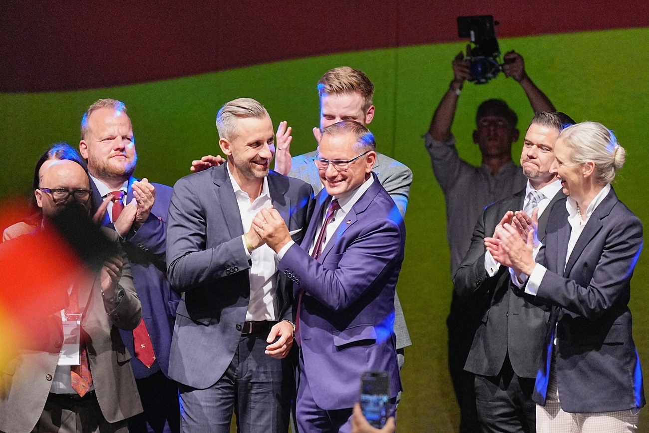  Triumph in Sachsen-Anhalt: AfD-Politiker liegen sich in den Armen. Bild: Keystone