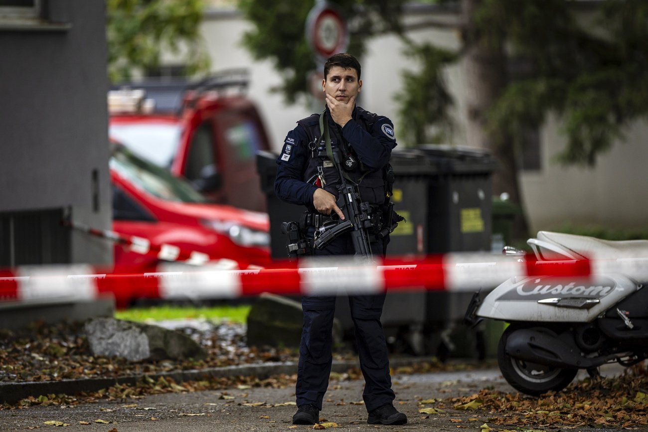 Ein Polizist bewacht den Tatort in Zürich-Oerlikon. Bild: Keystone