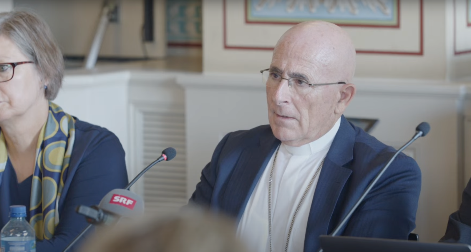 Der vom Vatikan eingesetzte Sonderermittler, Bischof Bonnemain, bei der heutigen Pressekonferenz. (Bild: UZH)