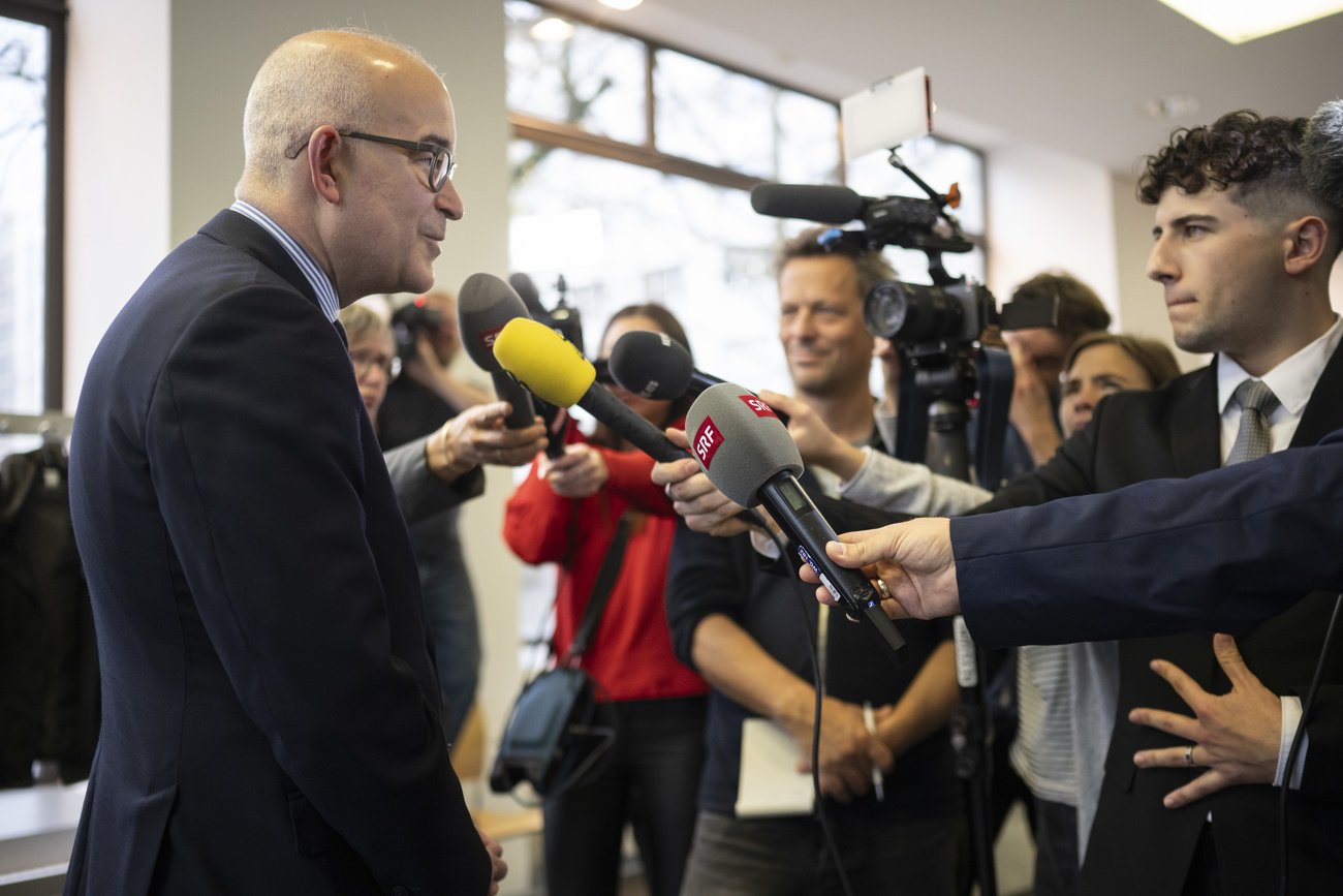 Gregor Rutz (SVP) stellt sich nach seiner Niederlage den Medien.