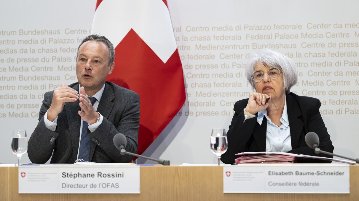 Elisabeth Baume-Schneider und Stéphane Rossini, Direktor des Bundesamtes für Sozialversicherung, informieren über die AHV-Finanzierung. Bild: Keystone