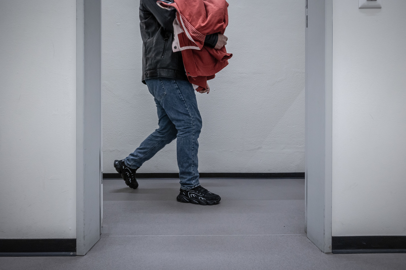 Asylpolitik: Ein Flüchtling am Grenzübergang bei Chiasso. Bild: Keystone-SDA