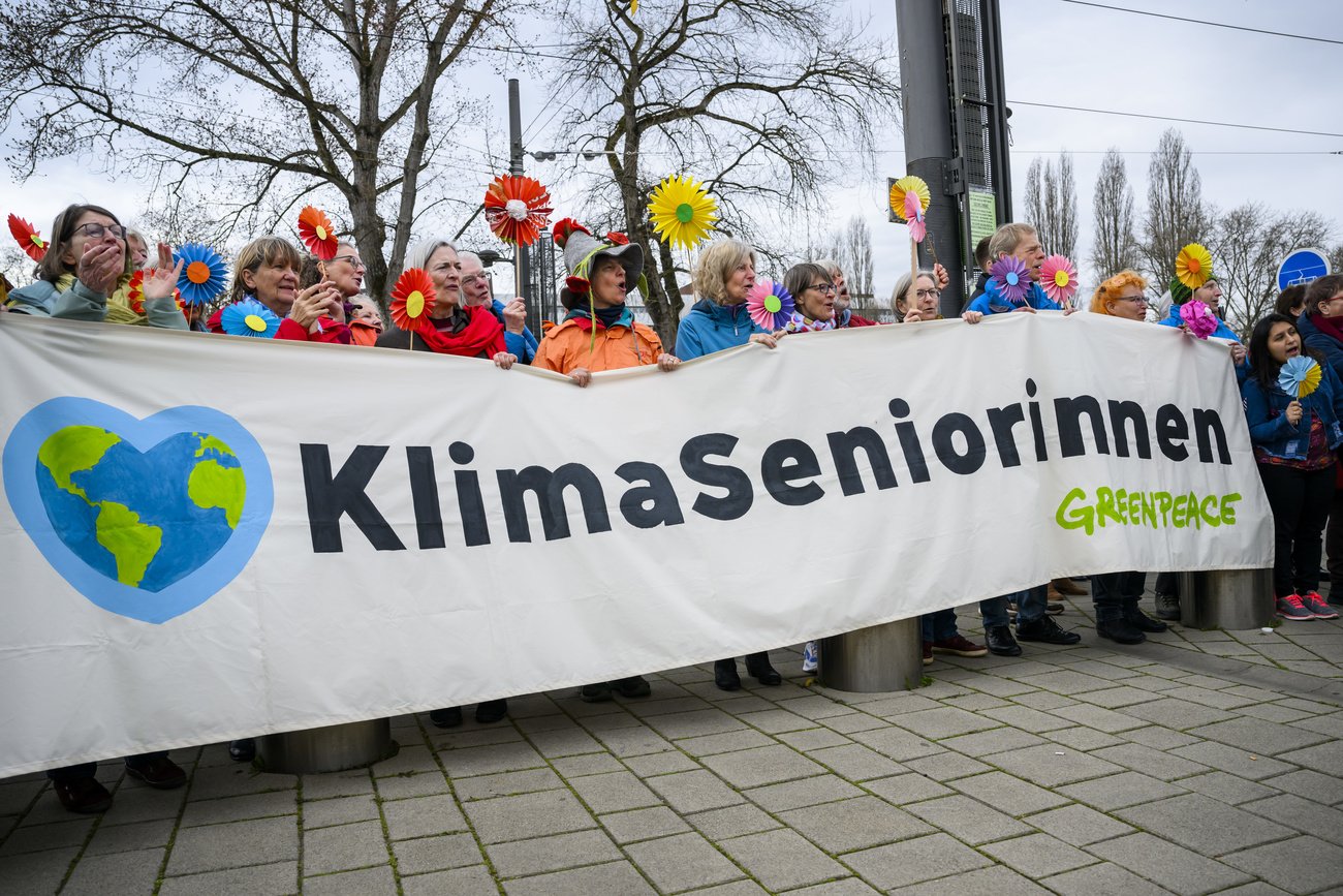 Der Klimakampf wird vermehrt in den Gerichtssälen entschieden: Aufmarsch der Klimaseniorinnen in Strassburg, März 2023. Bild: Keystone