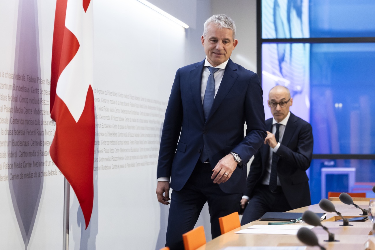 Bundesrat Beat Jans und sein Kommunikationschef Oliver Washington kurz vor Beginn einer Medienkonferenz über die ersten 100 Tage im Amt. Bild: Keystone