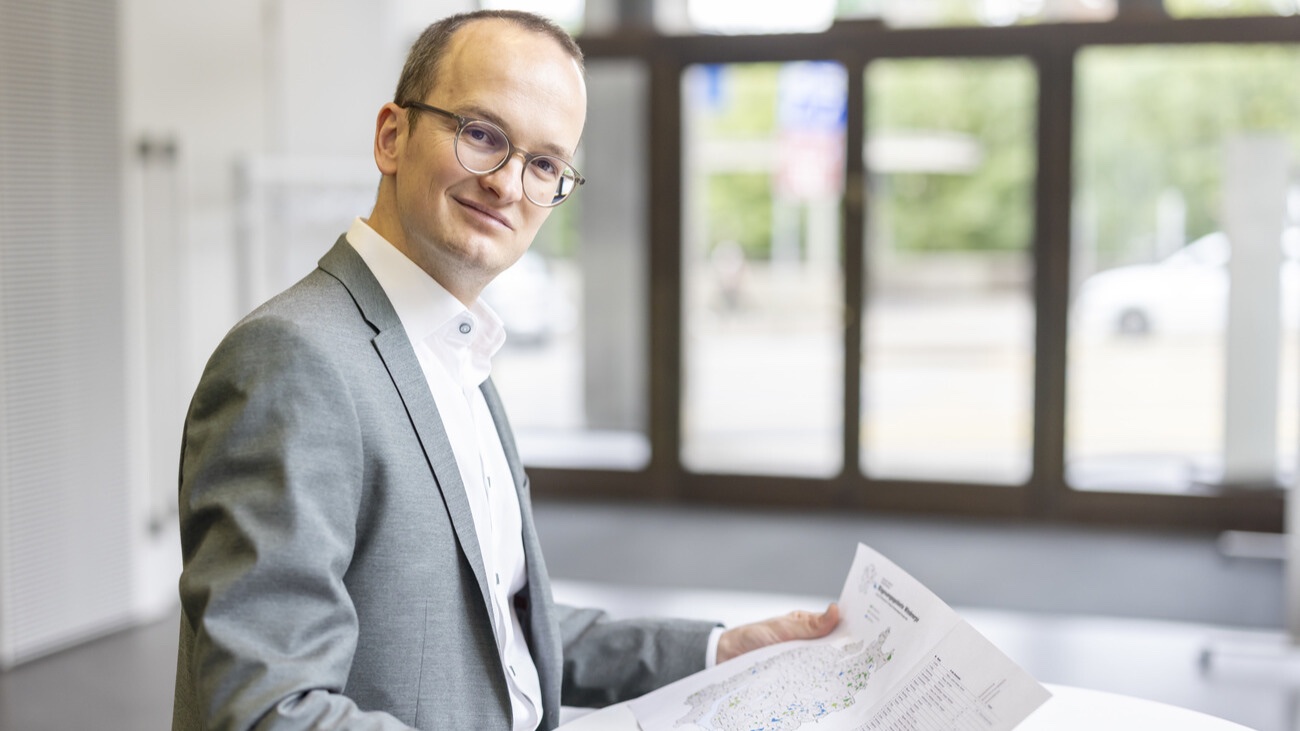 Plant in 20 Gebieten im Kanton Zürich Windräder: Baudirektor Martin Neukom. Bild: Keystone
