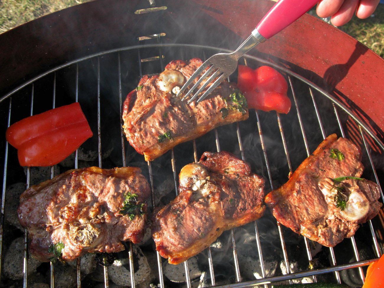 Am häufigsten kommen Fleischstücke und Würste auf den Grill. Bild: Keystone