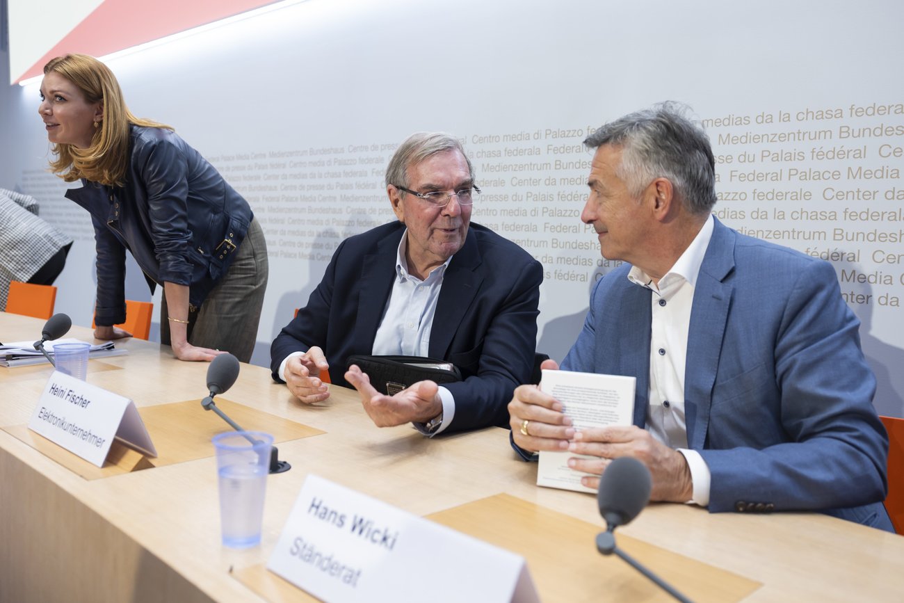 Software-Unternehmerin Myriam Locher, Elektronikunternehmer Heinrich Fischer und FDP-Ständerat Hans Wicki (NW) vom Initiativkomitee am Montag vor den Medien. Bild: Keystone