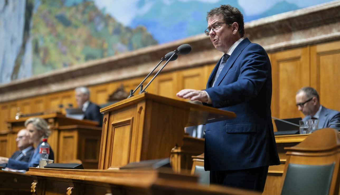 Das Fuder nicht überladen: Bundesrat Albert Rösti im Nationalratssaal. Bild: Keystone