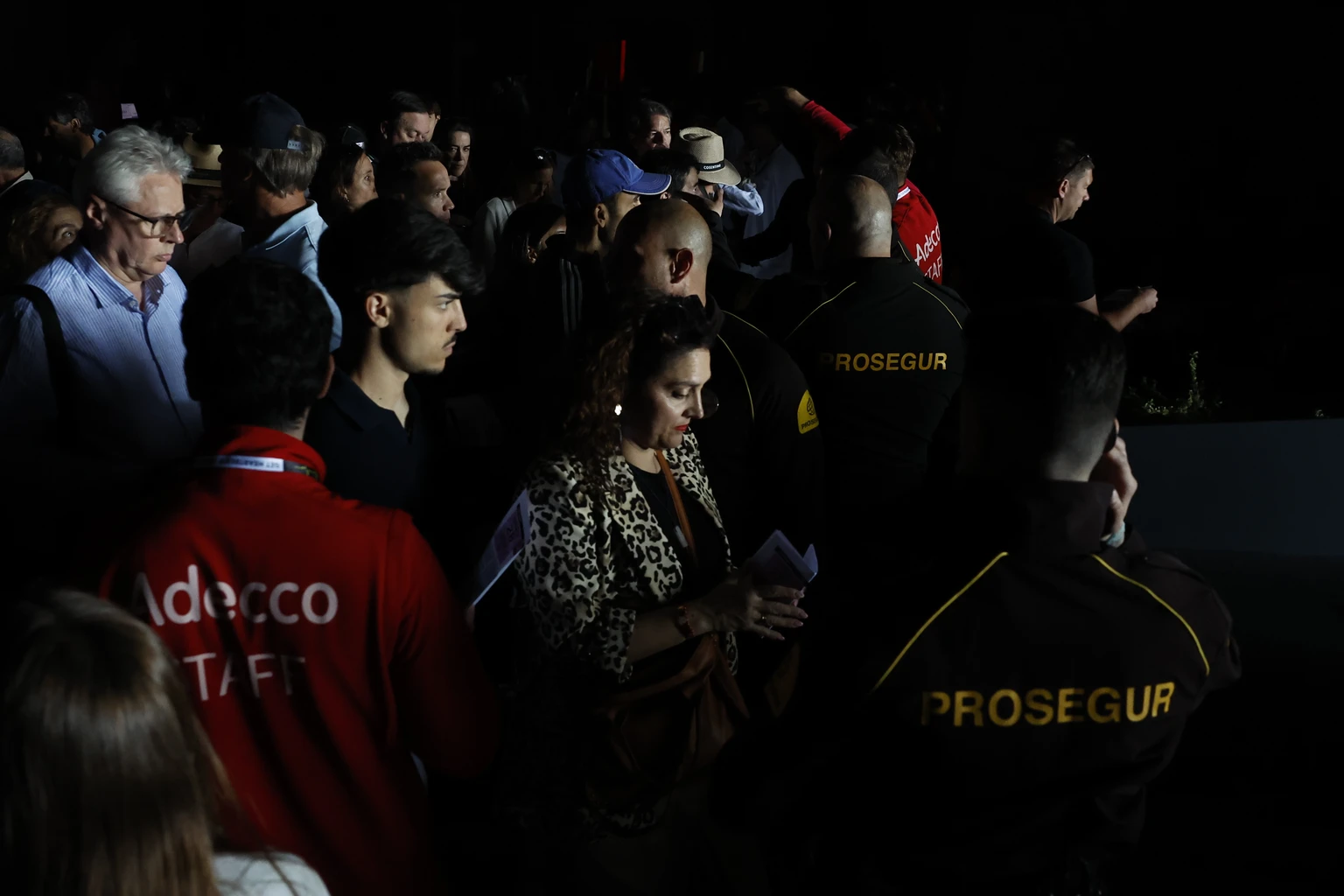 Besucher des Madrid-Open stehen im Tennisstadion Madrid im Dunkeln. Bild: Keystone