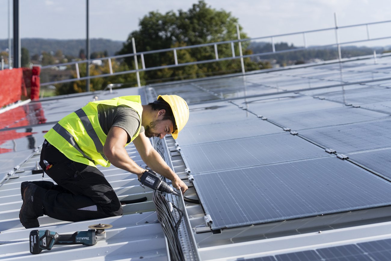 Dieses Bild wird in der Schweiz seltener: Installation einer neuen Solaranlage. Bild: Keystone