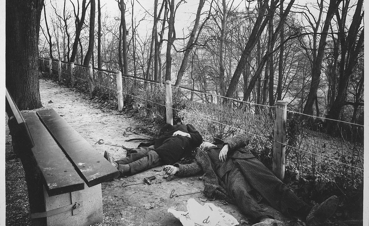 Die Leichen der Täter im Margarethenpark in Basel. (Bild: Polizeimuseum Basel)